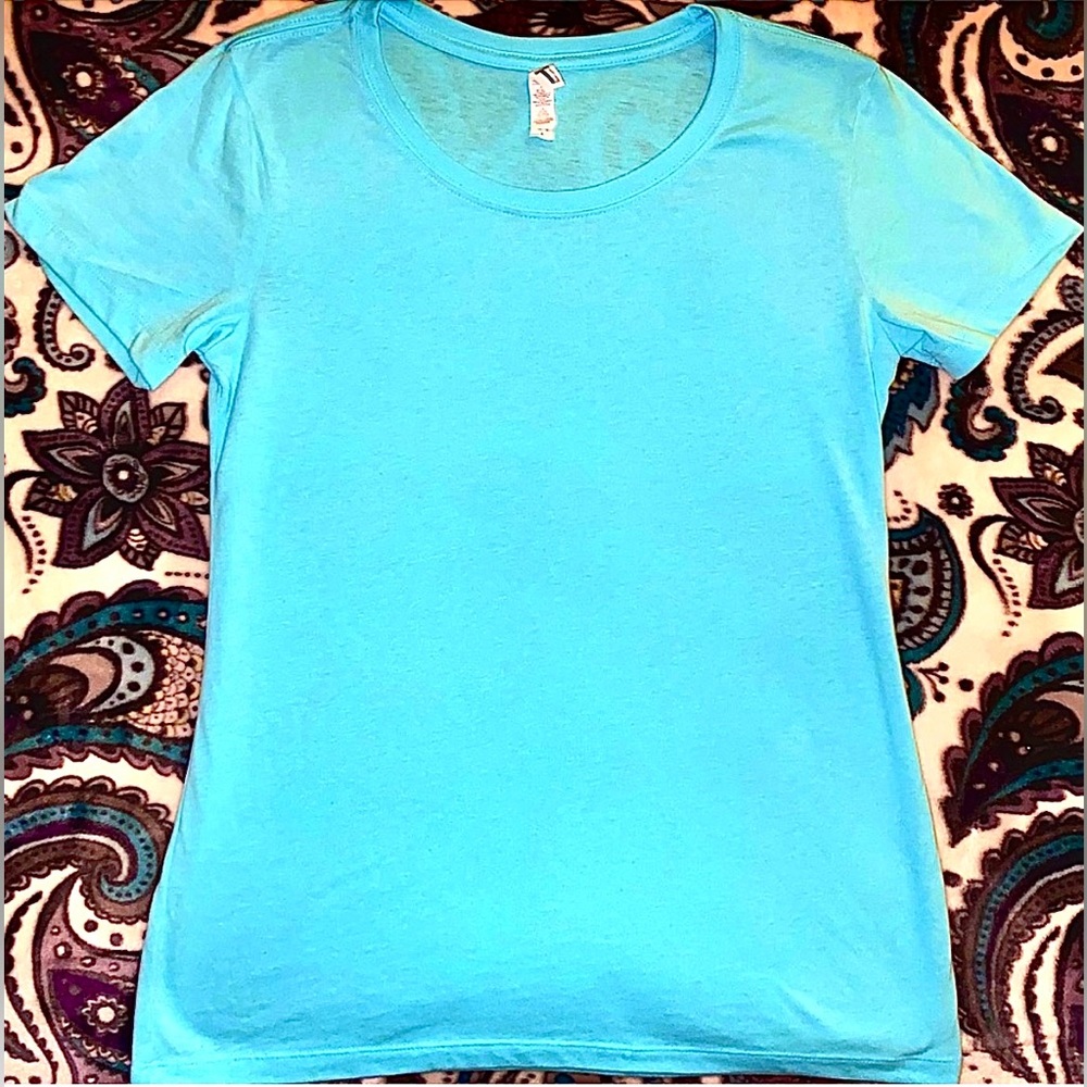 NWOT~Next Level Scoop Neck Tee